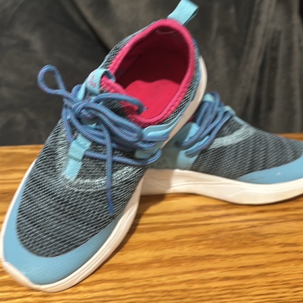 Girls size2 tennis shoes